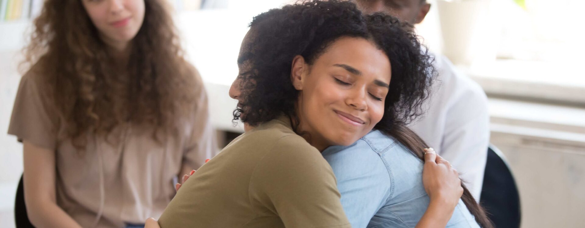 Women is helped by peers in group therapy.